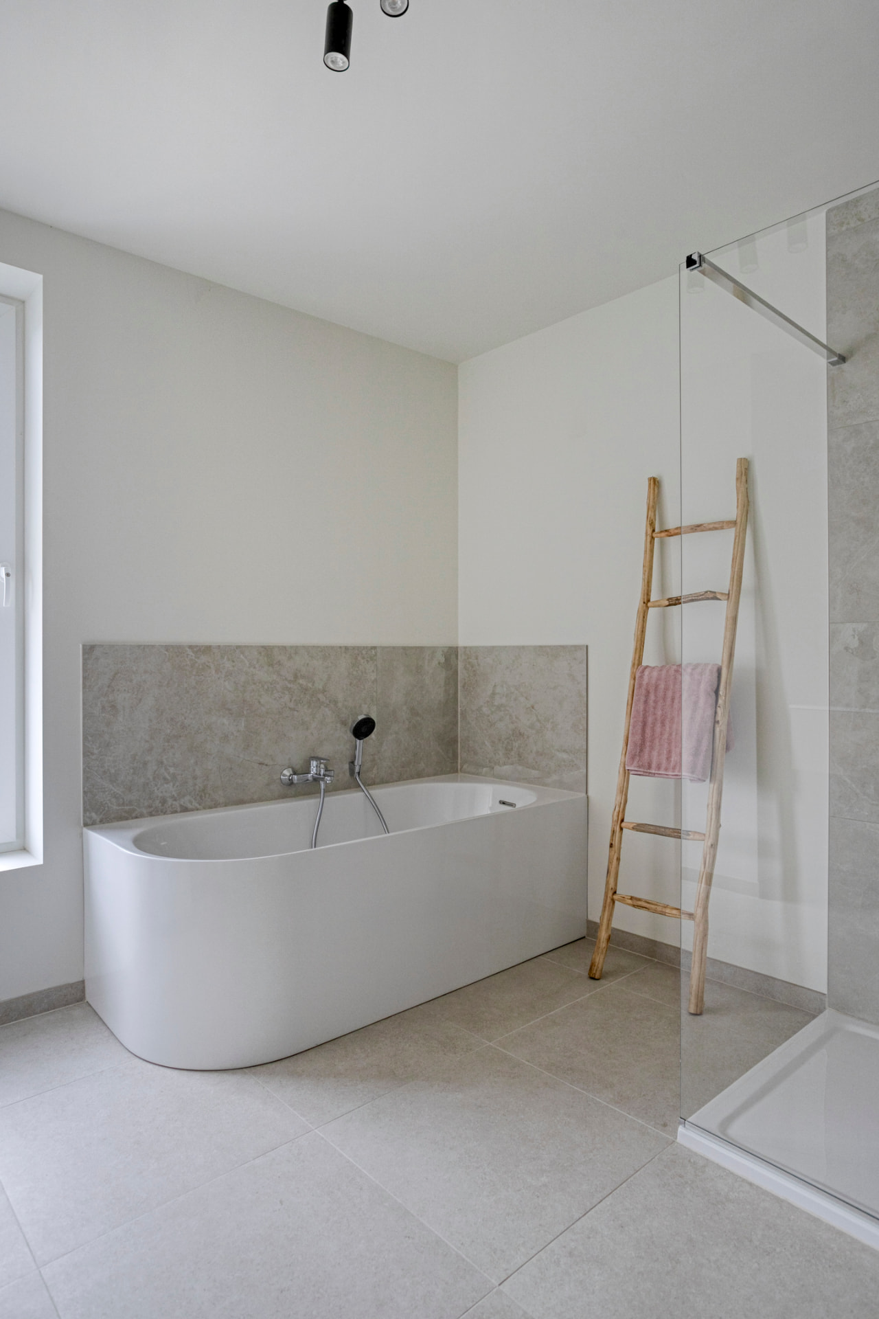 Badkamer met bad en natuurlijke materialen